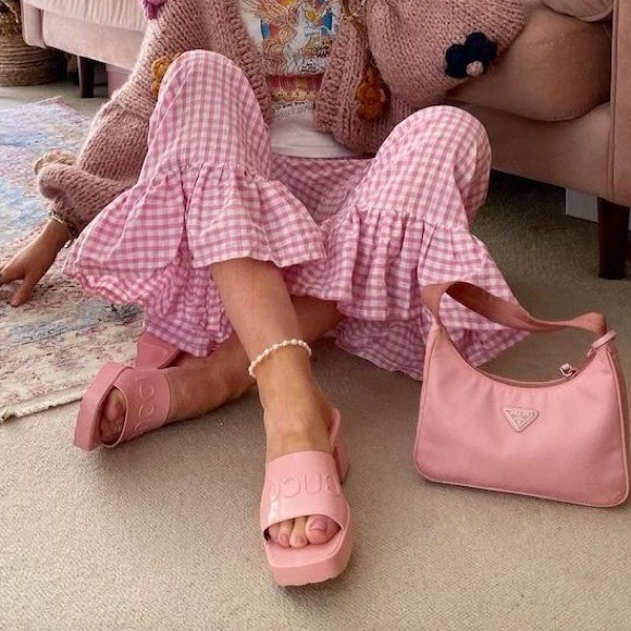 Authentic GUCCI
Pink Rubber Slide Heeled Sandals bloggers favorite - Picture 15 of 16